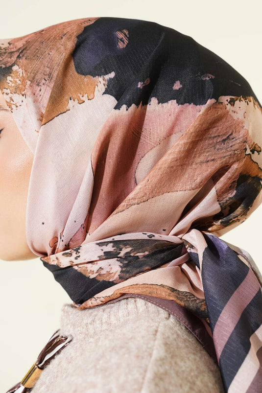 وشاح بتفاصيل بنمط متدرج مخطط، لون قهوة بالحليب