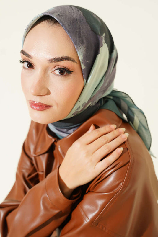 وشاح مزين بنمط متدرج مخطط باللون الزمردي