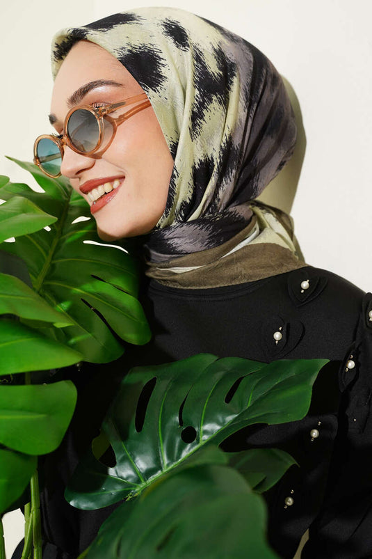 وشاح من البامبو بنقشة مخططة باللون الأخضر الزيتوني