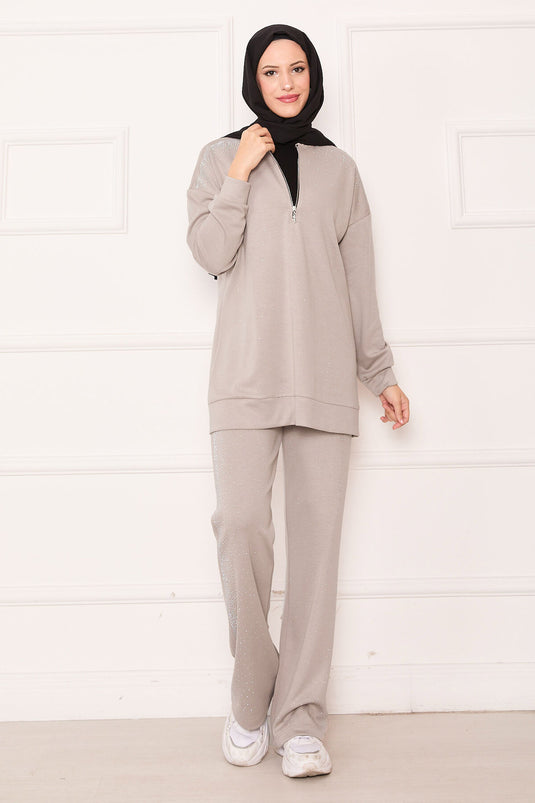 بدلة من قطعتين من فرو المنك بسحّاب جزئيًا ومرصعة بالأحجار