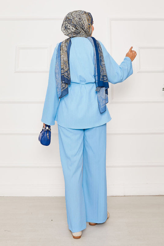 Costume deux pièces bleu boutonné avec ceinture amovible