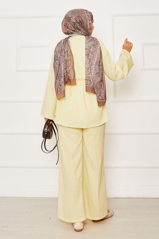 Costume deux pièces à boutons britanniques amovibles avec ceinture jaune beurre