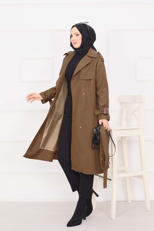 Trench marrone chiaro dettagliato con bottoni e cintura mobile