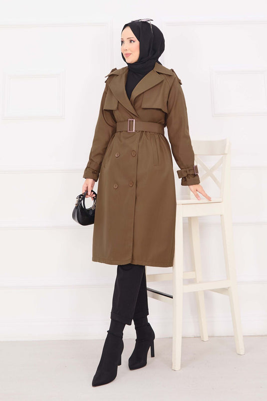 Trench marrone chiaro dettagliato con bottoni e cintura mobile