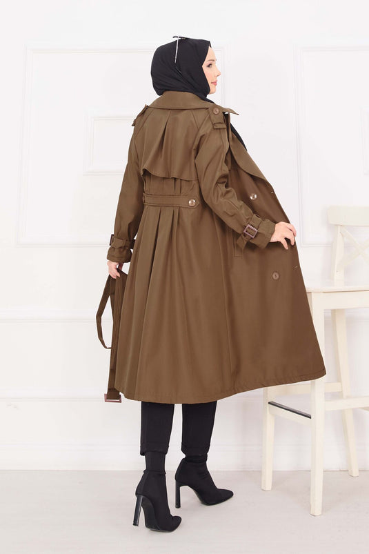 Trench marrone chiaro dettagliato con bottoni e cintura mobile