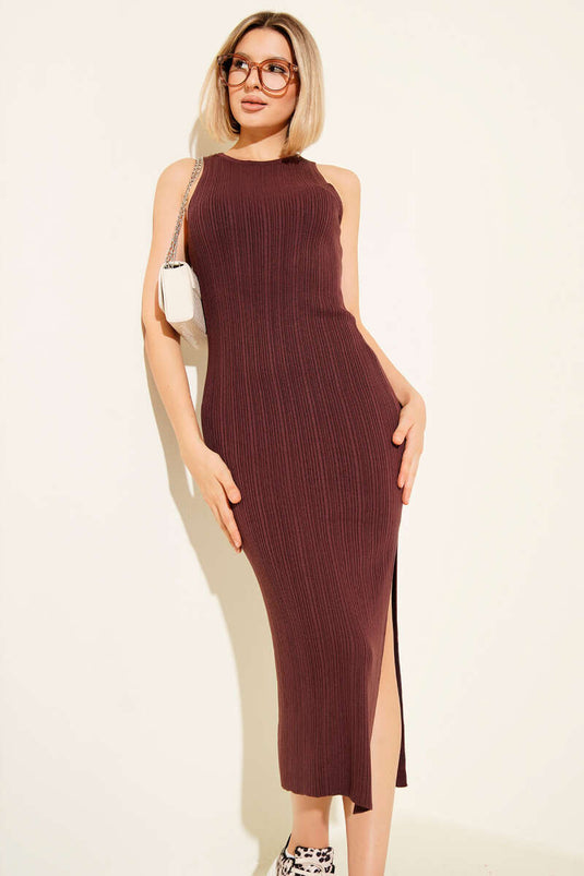 فستان ميدي محبوك بدون أكمام بفتحة جانبية، لون عنابي