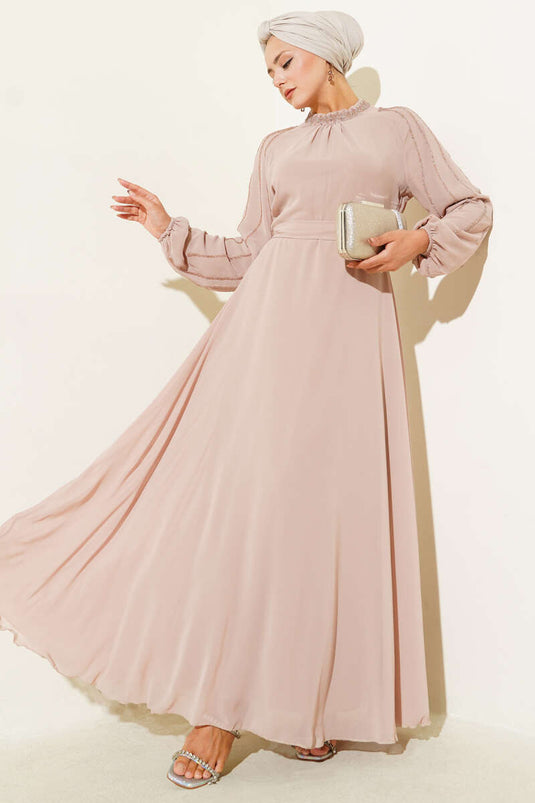 Robe de soirée en mousseline à manches laquées, beige