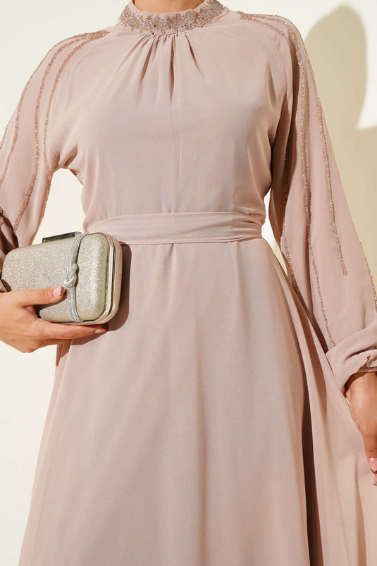 Robe de soirée en mousseline à manches laquées, beige