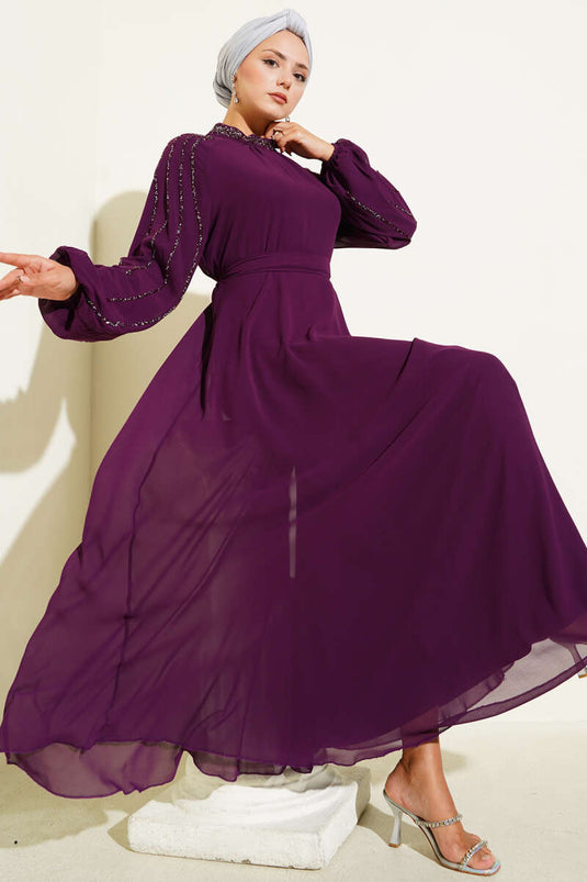 Abito da sera in chiffon con maniche in pietra, viola