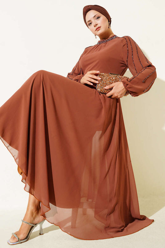 Robe de soirée en mousseline à manches laquées, beige