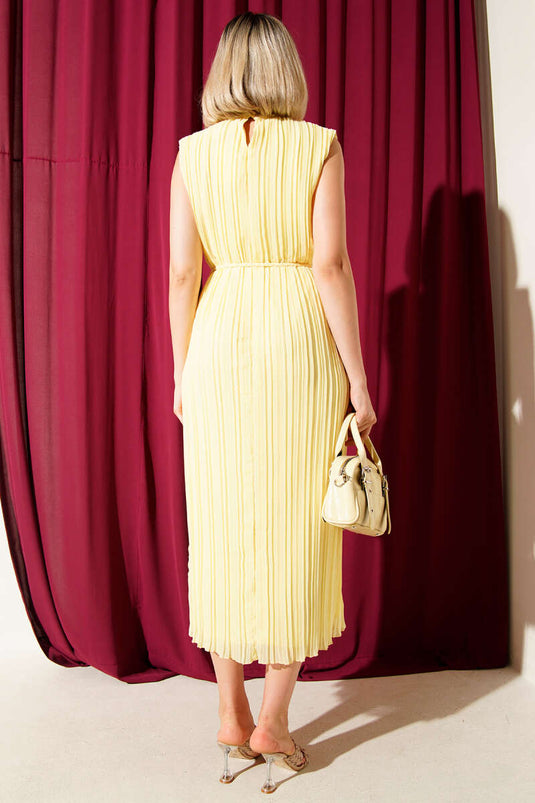 فستان ميدي بدون أكمام بكسرات ضيقة، أصفر