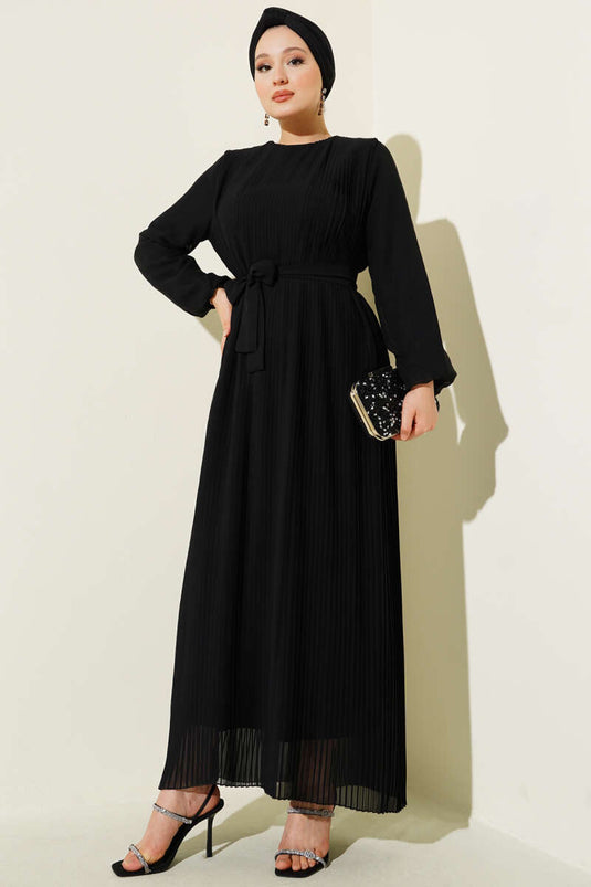 Robe en mousseline noire à plis fréquents