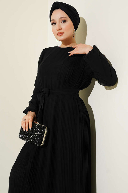 Robe en mousseline noire à plis fréquents