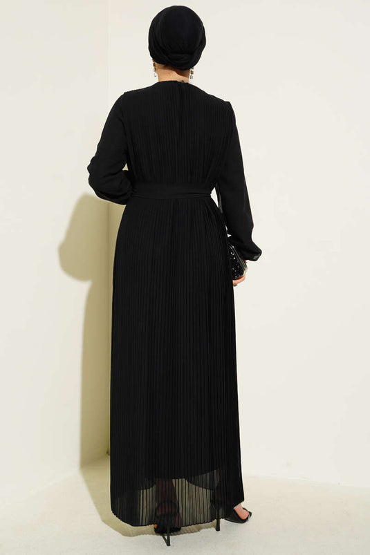Robe en mousseline noire à plis fréquents