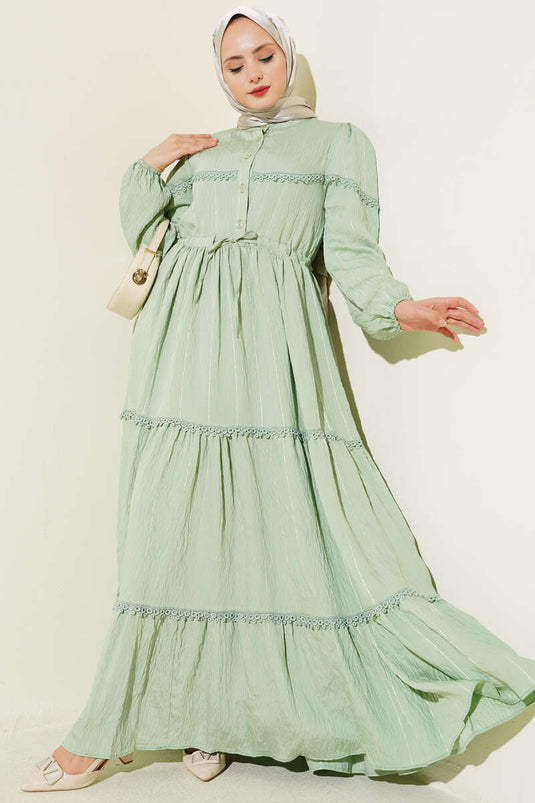 Kleid mit silbernen Streifen und Guipure-Details in Avocado-Grün