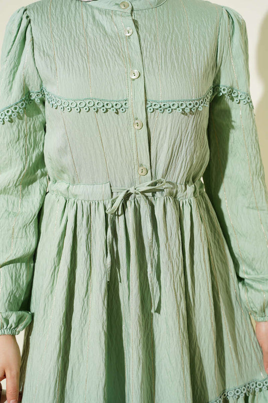 Kleid mit silbernen Streifen und Guipure-Details in Avocado-Grün