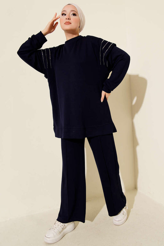 Ensemble deux pièces Loysha bleu marine avec détails en pierre.