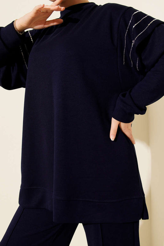 Ensemble deux pièces Loysha bleu marine avec détails en pierre.