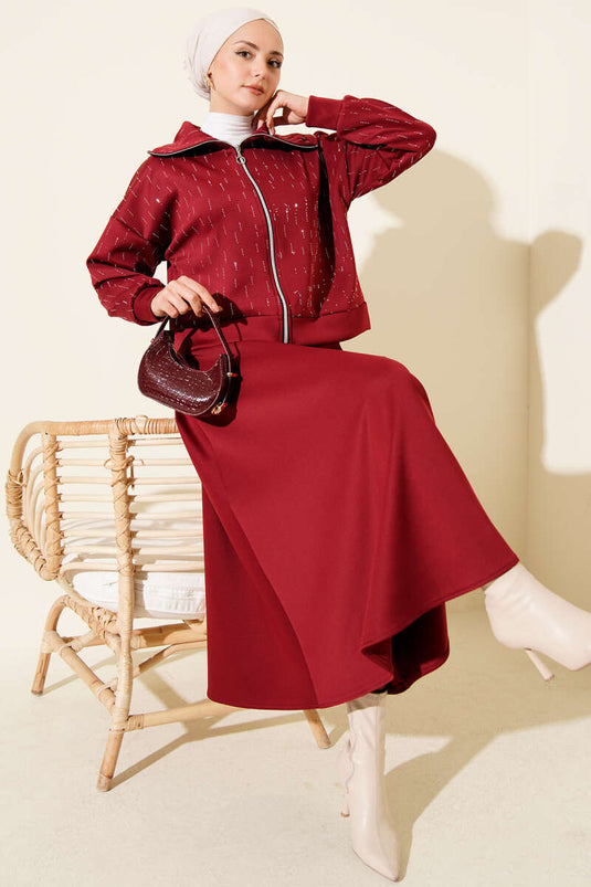 Ensemble deux pièces de plongée bordeaux orné d'une rangée de pierres et d'une jupe.