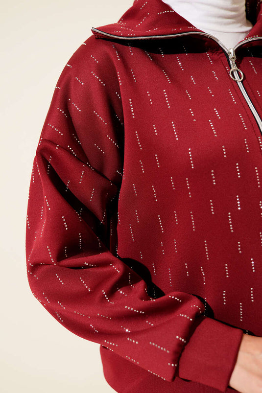 Ensemble deux pièces de plongée bordeaux orné d'une rangée de pierres et d'une jupe.