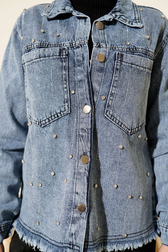 Veste courte en jean bleu denim avec franges et pierres alignées