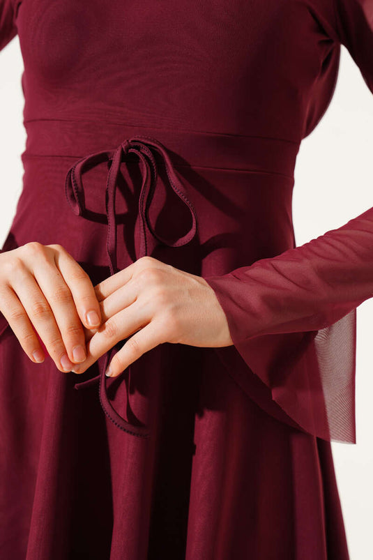 Robe courte bordeaux en tulle dos nu ornée de détails