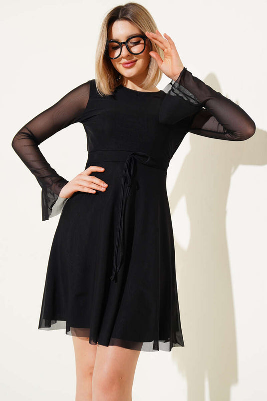 Robe mini noire en tulle dos nu ornée de détails