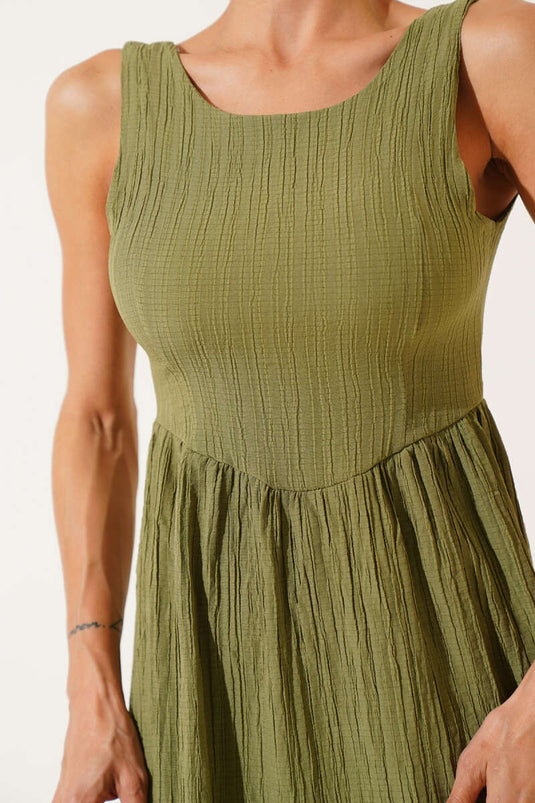 Kleid mit U-Ausschnitt hinten in Salbeigrün