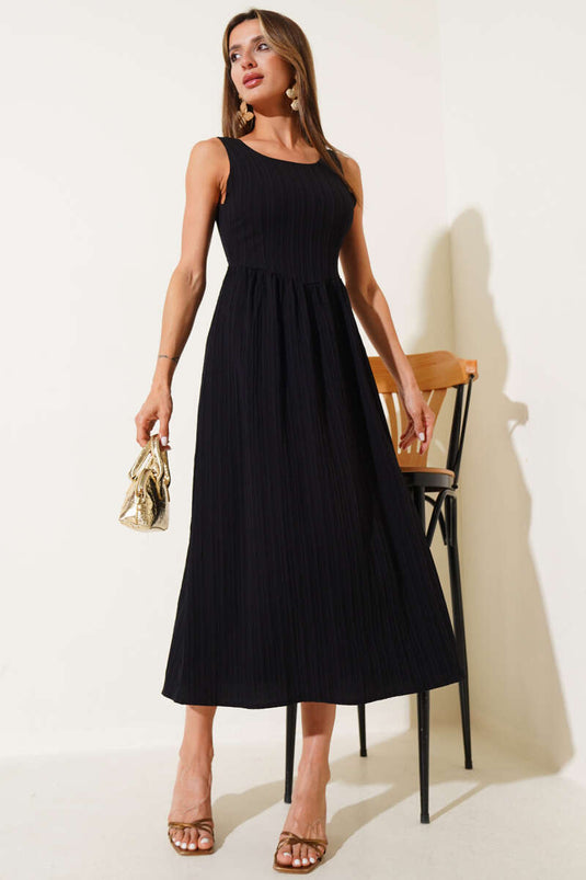 فستان أسود بفتحة رقبة على شكل حرف U من الخلف