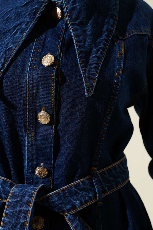 Veste courte en jean à col pointu et ceinture bleue