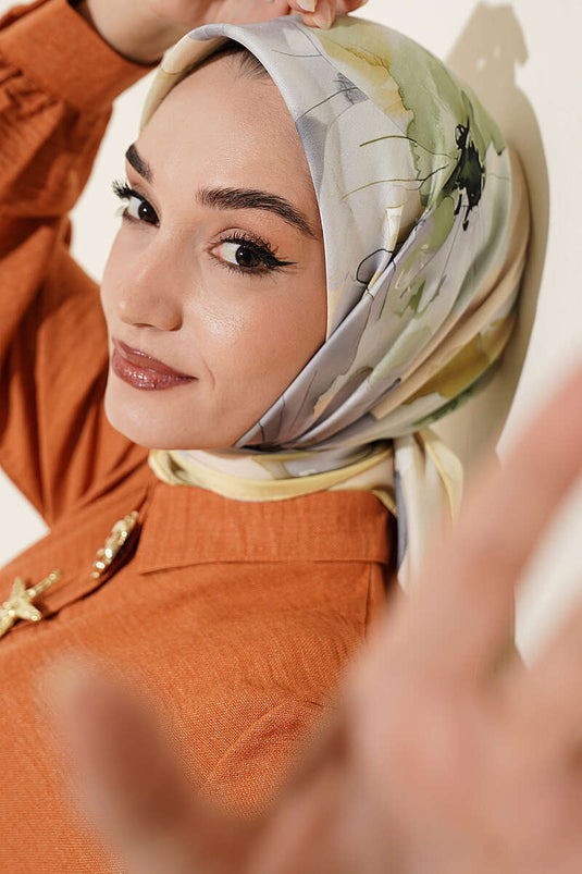 وشاح أصفر بنقوش زهرية ناعمة