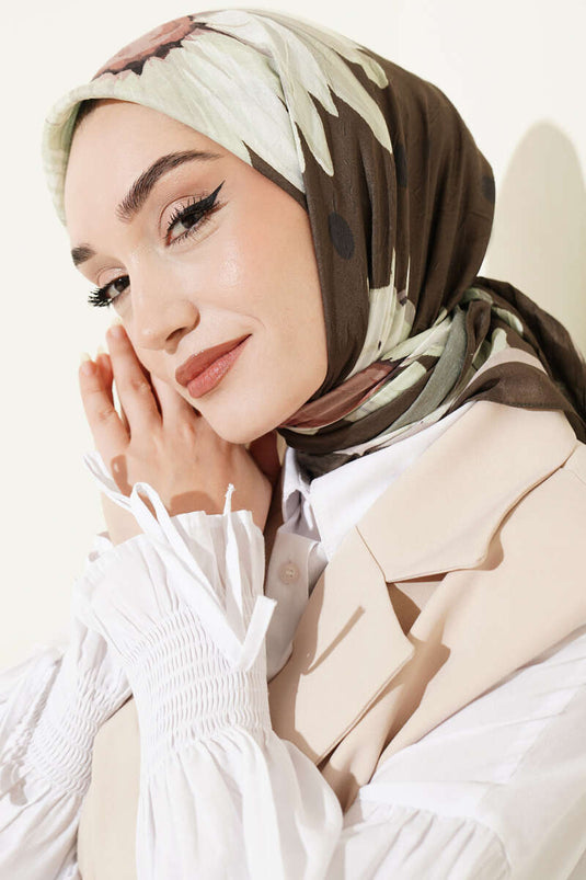 وشاح قطني مطبوع بنقشة زهور ناعمة باللون الكاكي