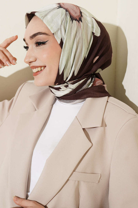 وشاح قطني ناعم بطبعة زهور باللون الكستنائي