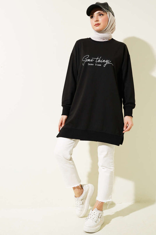 تونيك أسود مطبوع عليه شيء ما بخيطين