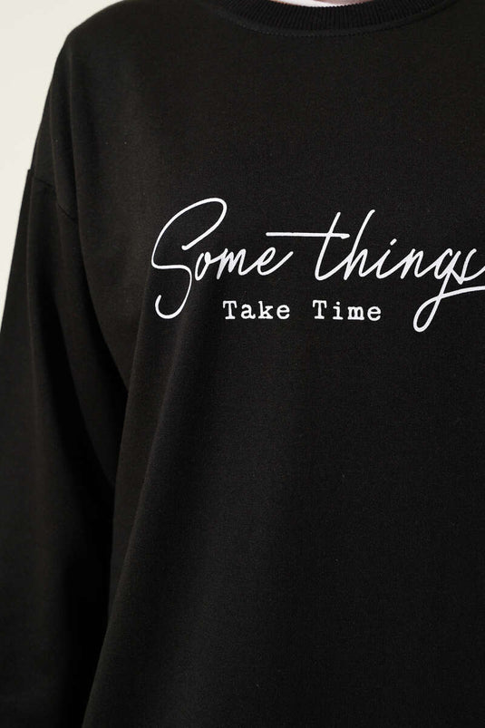 تونيك أسود مطبوع عليه شيء ما بخيطين