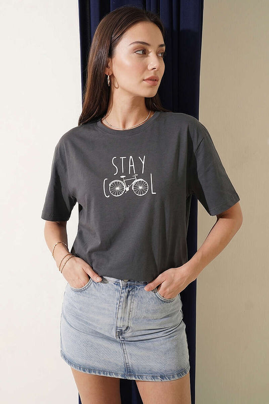 تيشيرت بطبعة Stay Cool باللون الرمادي الداكن