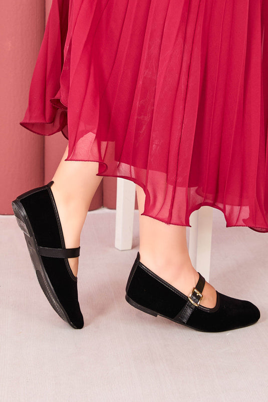 Ballerines Mary Jane en daim noir à boucle dorée