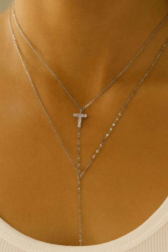 Silberne Halskette mit dem Buchstaben T