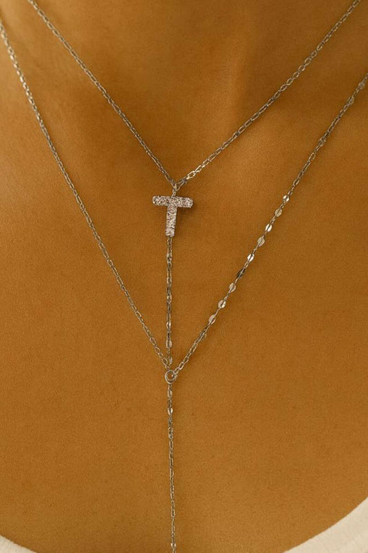 Silberne Halskette mit dem Buchstaben T