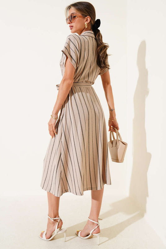 فستان بيج مخطط بأزرار خشبية