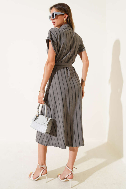 فستان رمادي مخطط بأزرار خشبية