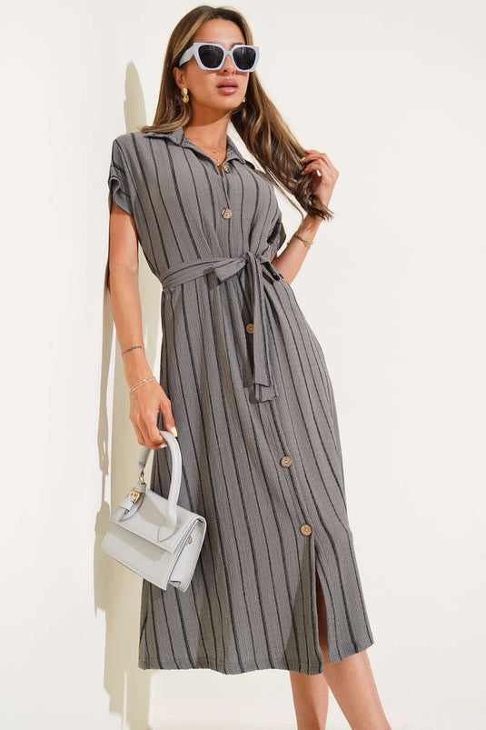 فستان رمادي مخطط بأزرار خشبية