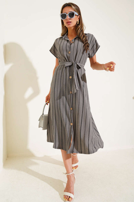 فستان رمادي مخطط بأزرار خشبية