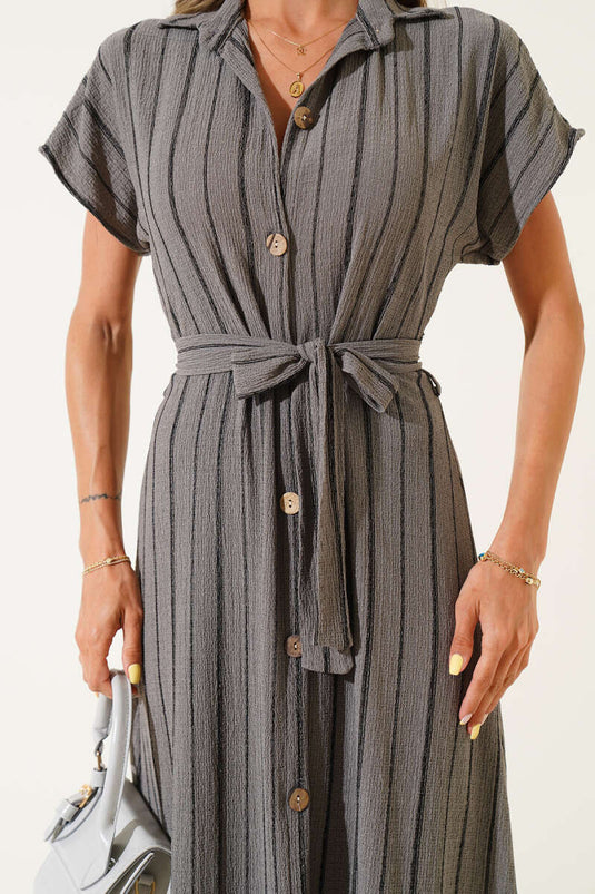 فستان رمادي مخطط بأزرار خشبية