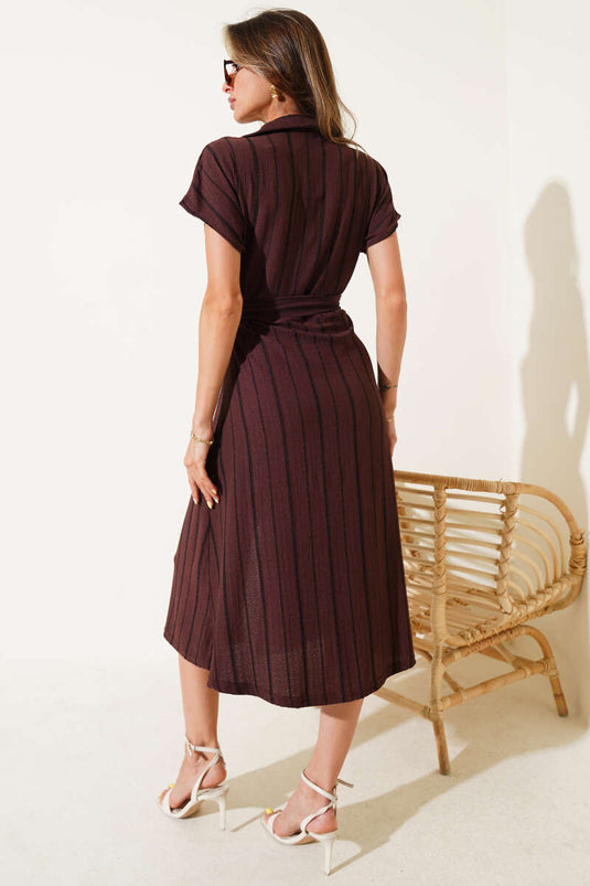 فستان مخطط بأزرار خشبية، لون قهوة