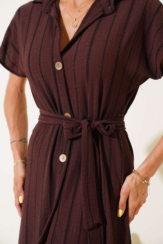 فستان مخطط بأزرار خشبية، لون قهوة