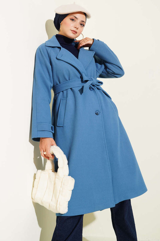 معطف تويد أزرق ذو ياقة متقاطعة وبأزرار خشبية