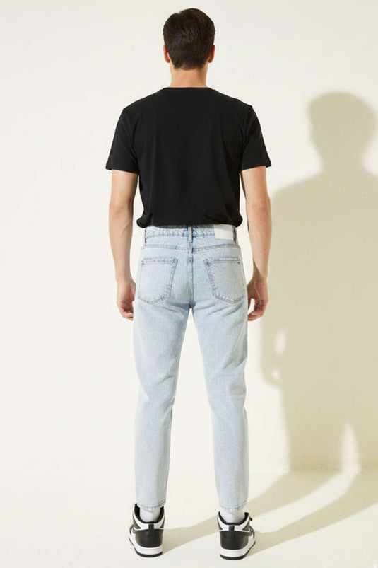 بنطال جينز رجالي بقصة ضيقة باللون الأزرق الداكن