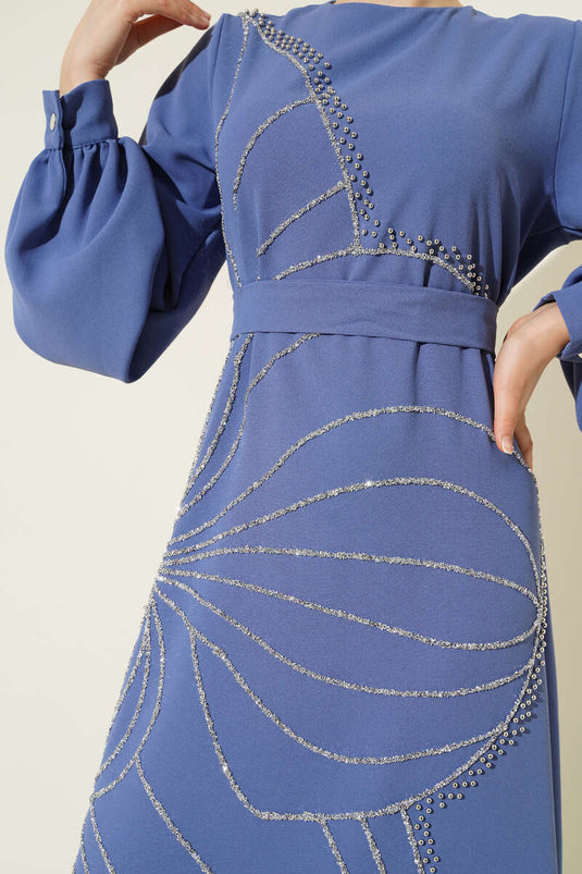 Robe de soirée indigo ornée de fleurs en pierre