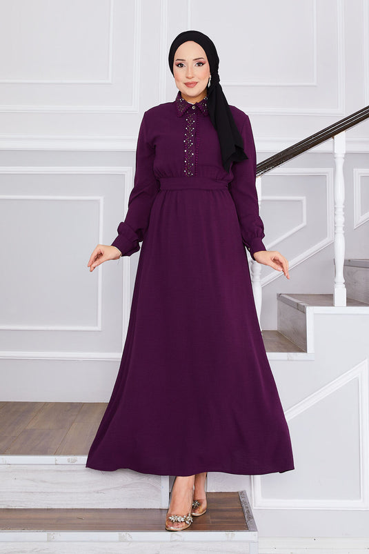 Hijab-Kleid mit plissierter Taille und Steindetails in Pflaume